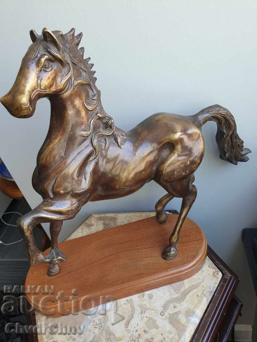 Sculptură/figură mare, veche, din bronz, reprezentând un cal sălbatic-armăsar