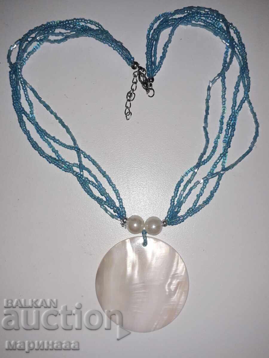 Colier cu pandantiv sidefat Colier cu pandantiv sidefat