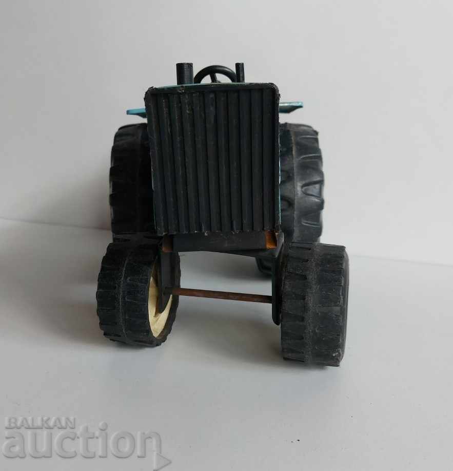 Delivery of SOC LARGE CHILDREN'S TIN TOY MTZ-80 TRACTOR SOCA