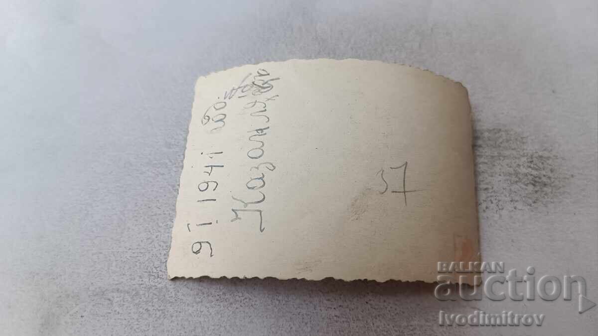 Fotografie Kazanlăc Doi bărbați și o fată în curte iarna cu preț 2.65 BGN | € 1.35