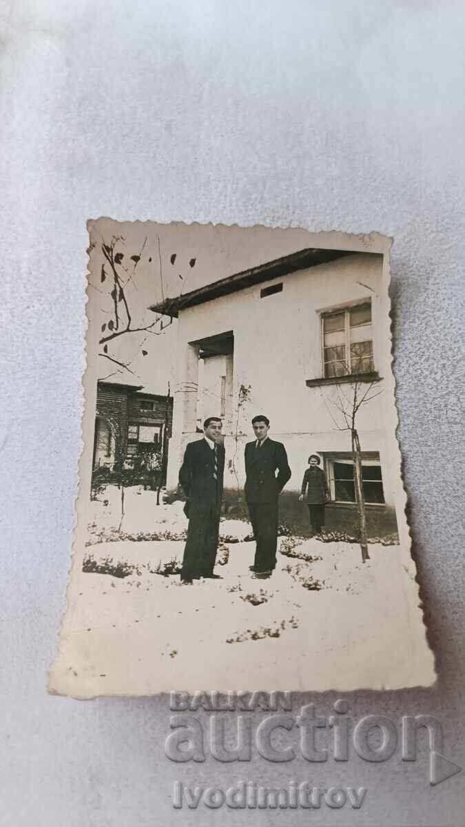 Fotografie Kazanlăc Doi bărbați și o fată în curte iarna