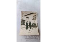 Φωτογραφία Καζανλάκ Δύο άνδρες και κορίτσι σε αυλή το χειμώνα