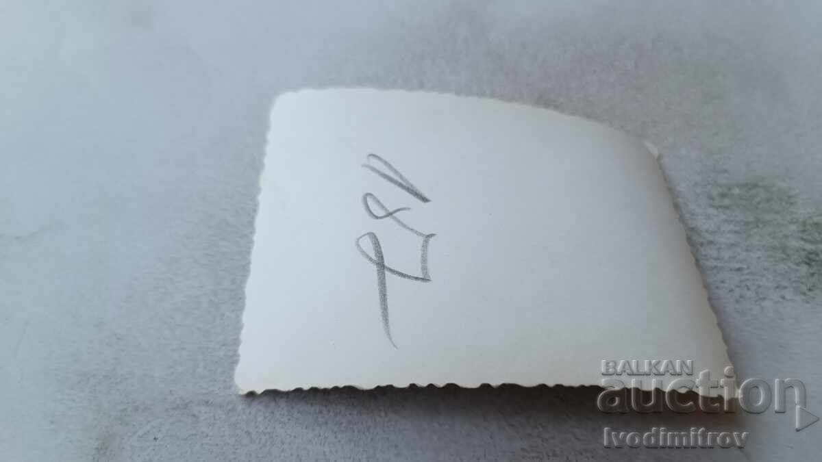 Φωτογραφία Νέας κοπέλας με μαγιό καθισμένη σε βράχο με τιμή 1.45 BGN | € 0.74