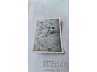 Fotografie Tânăra fată în costum de baie stând pe stâncă