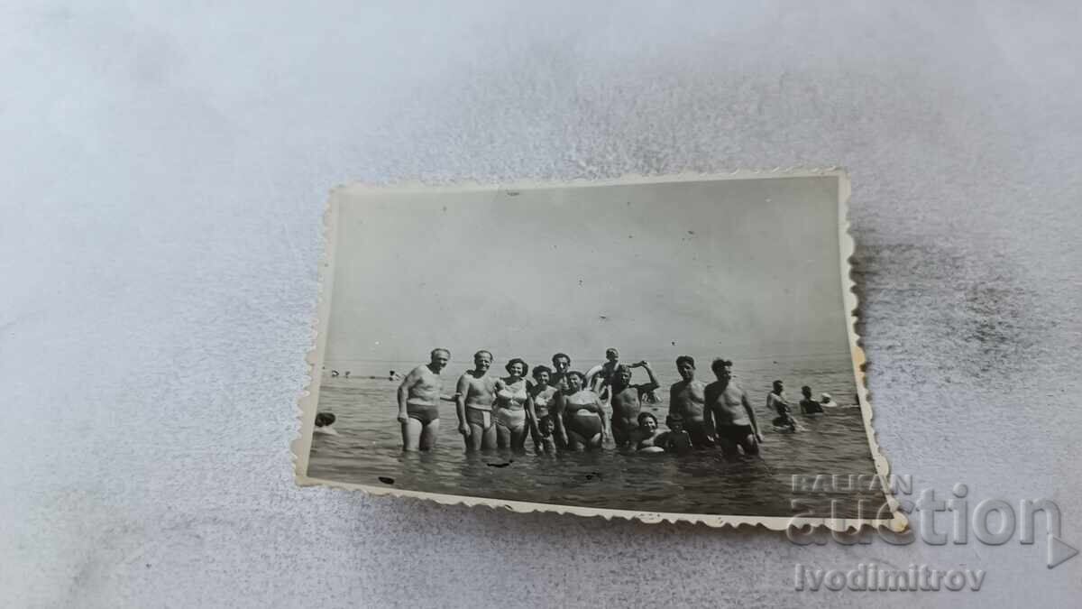 Photo Men women and children in the sea