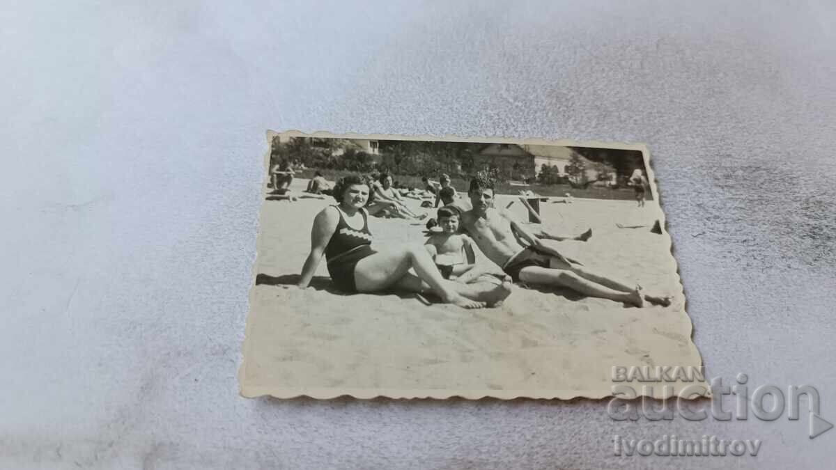 Снимка Мъж жена и малко момченце на плажа