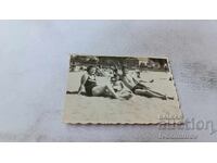 Φωτογραφία Άνδρας γυναίκα και αγοράκι στην παραλία