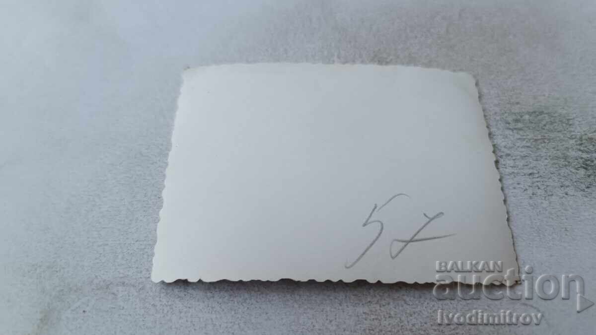 Снимка Двама мъже и жена в ресторант с цена 1.45 лв. | € 0.74