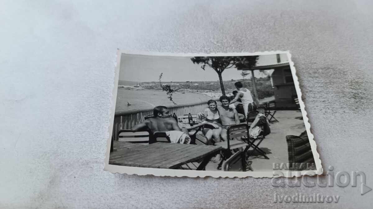 Снимка Двама мъже и жена в ресторант