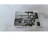 Снимка Двама мъже и жена в ресторант