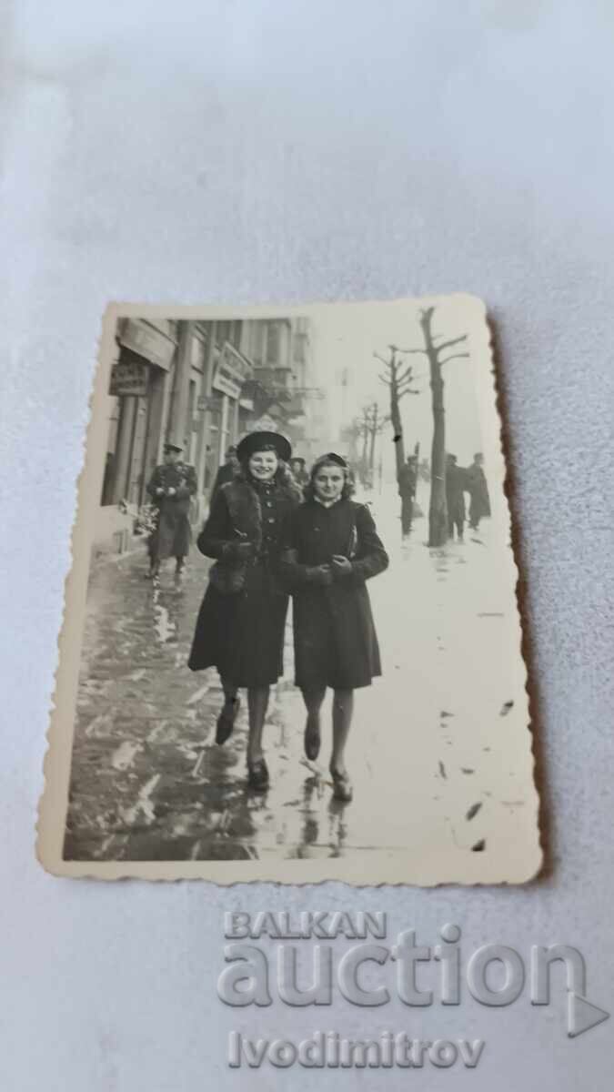 Снимка София Две жени на разходка през зимата Снимка София Две жени на разходка през зимата