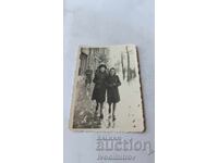 Снимка София Две жени на разходка през зимата