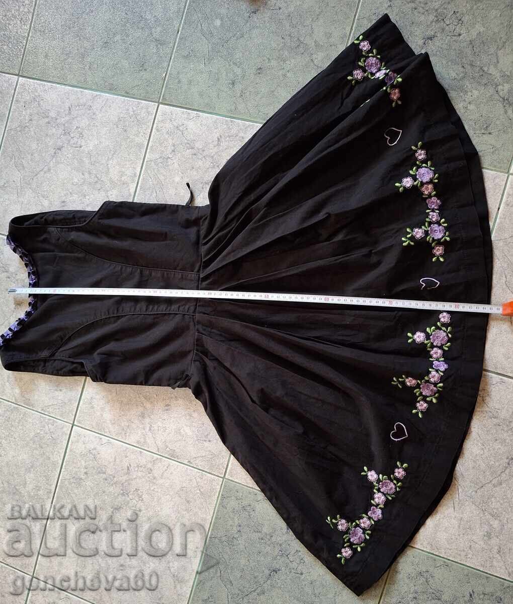 Rochie tradițională germană cu broderie cu preț € 30.00 | 58.68 BGN