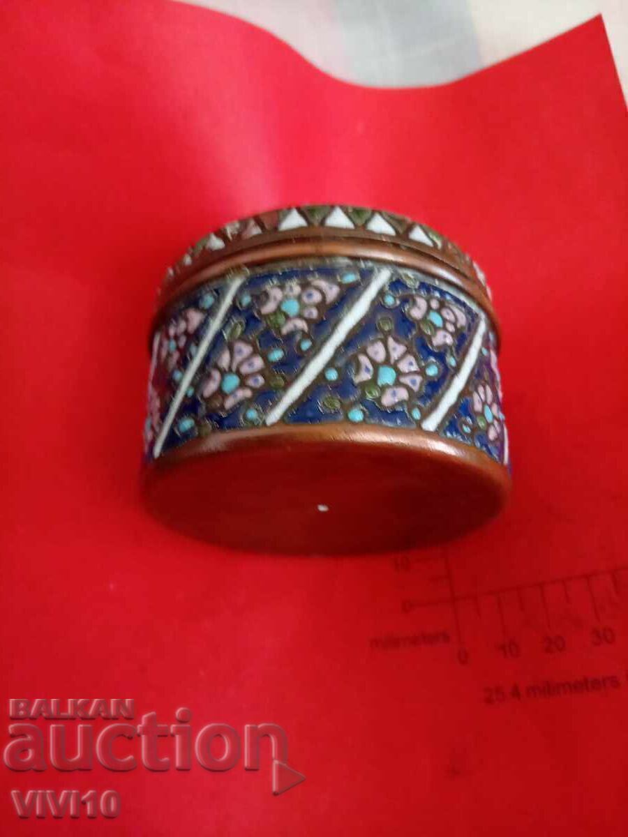 Cutie de bijuterii veche, cupru, email, 8cm cu preț € 25.56 | 49.99 BGN Cutie de bijuterii veche, cupru, email, 8cm cu preț € 25.56 | 49.99 BGN