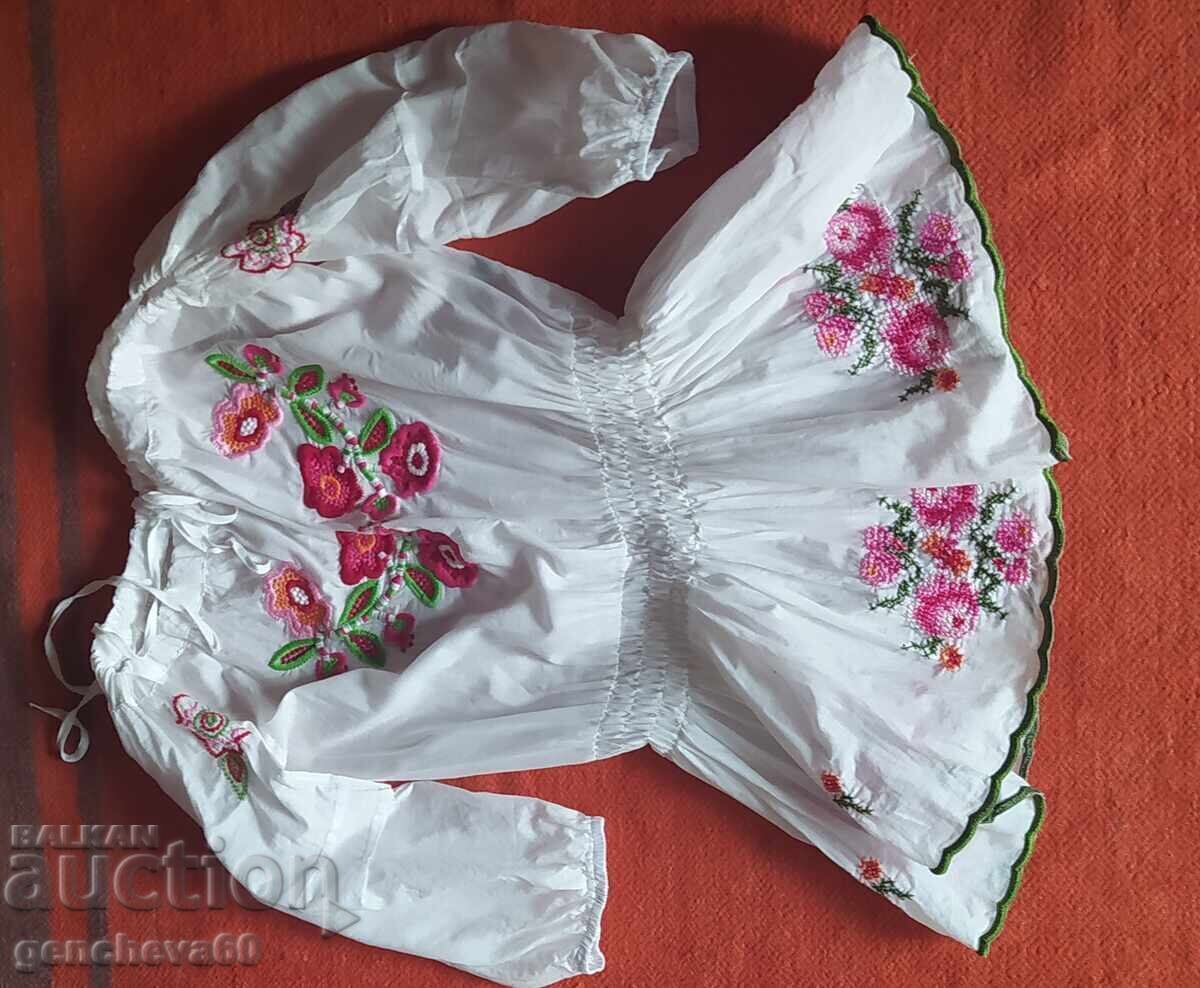 Tunica de damă cu broderie bogată/costum popular cu preț 60.00 BGN | € 30.68
