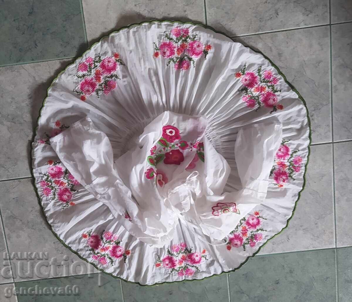 Licitație Tunica de damă cu broderie bogată/costum popular