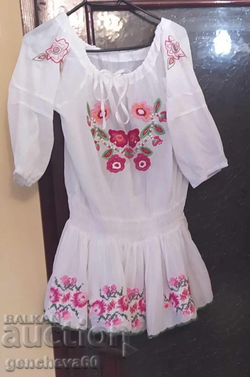 Tunica de damă cu broderie bogată/costum popular