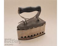 Fier de călcat vechi, mic, metalic, cu cărbune, pentru decorare