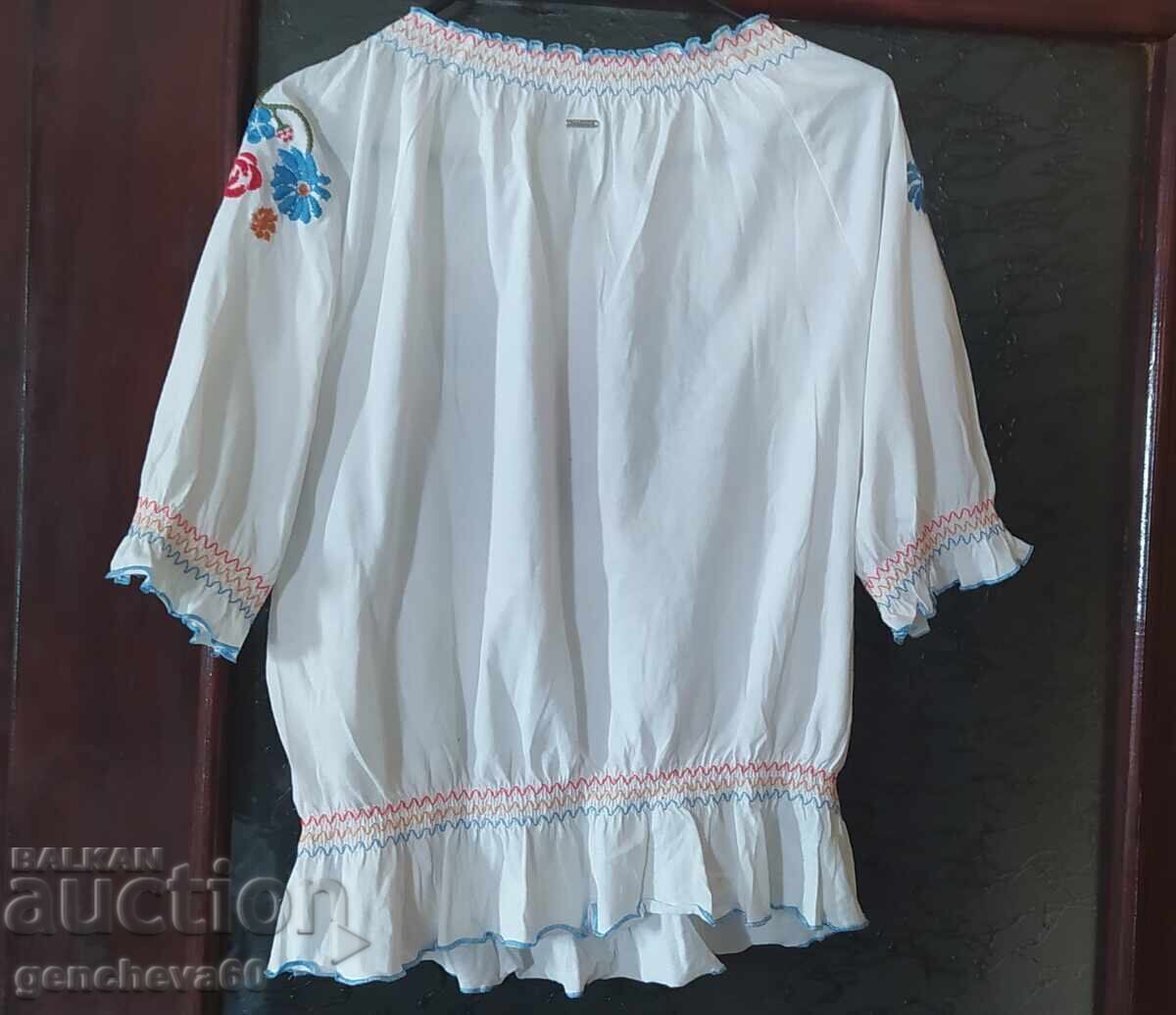 Knitted blouse with denim embroidery with price € 12.78 | 25.00 BGN