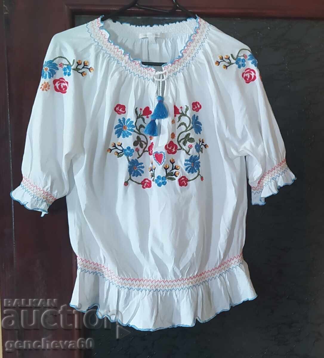 Knitted blouse with denim embroidery