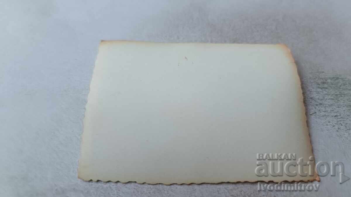 Fotografie Sofia Doi bărbați în curtea unei clădiri cu preț 1.85 BGN | € 0.95