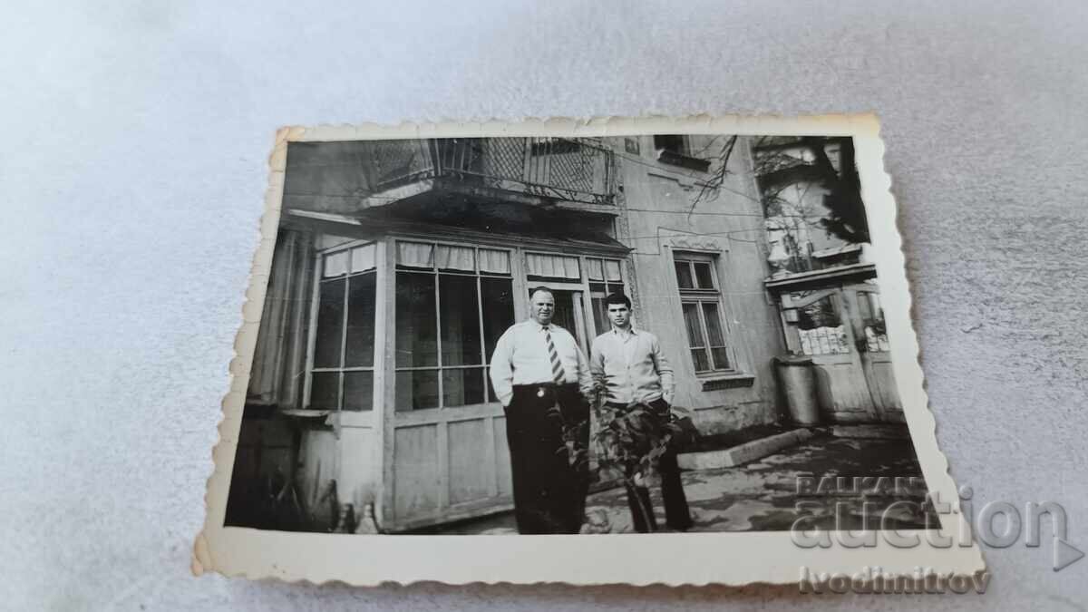 Fotografie Sofia Doi bărbați în curtea unei clădiri