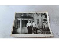 Photo Sofia Two men in the courtyard of a building