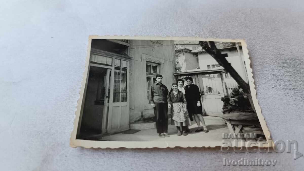 Photo Sofia Man and three women in the courtyard of a building