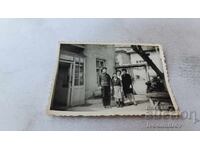 Snimka Sofiya Mŭzh και τρεις γυναίκες στην αυλή της πολυκατοικίας