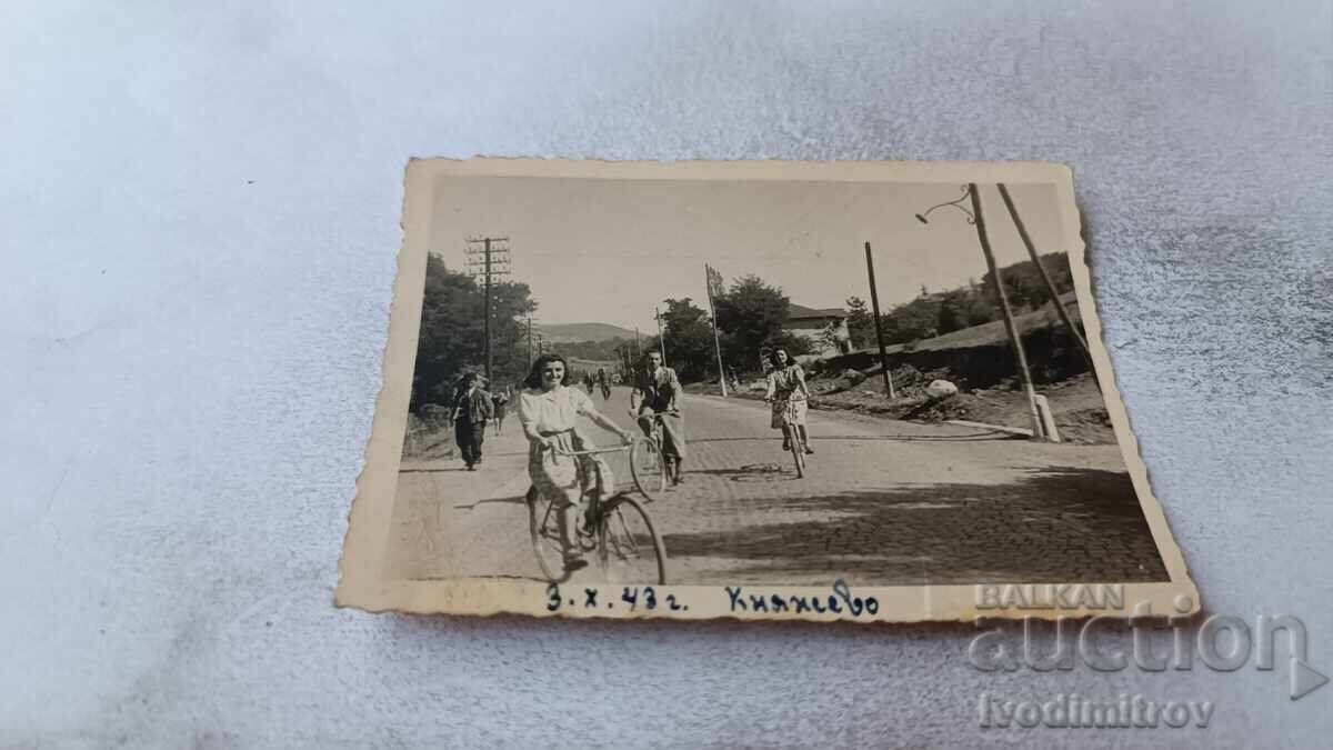 Photo Sofia Kniazhevo Man and two women with retro bicycles 1943