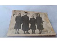 Φωτογραφία Σόφια Άνδρας και τρεις γυναίκες στο πεζοδρόμιο το χειμώνα