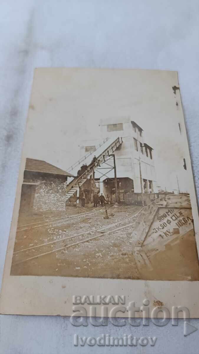 Снимка Работници пред транпортна лента на мина