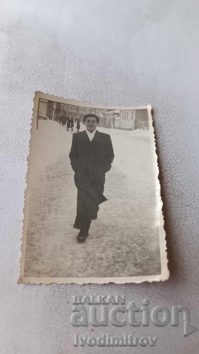 Φωτογραφία Καζανλάκ, Νέος άνδρας σε χειμερινή βόλτα Φωτογραφία Καζανλάκ, Νέος άνδρας σε χειμερινή βόλτα