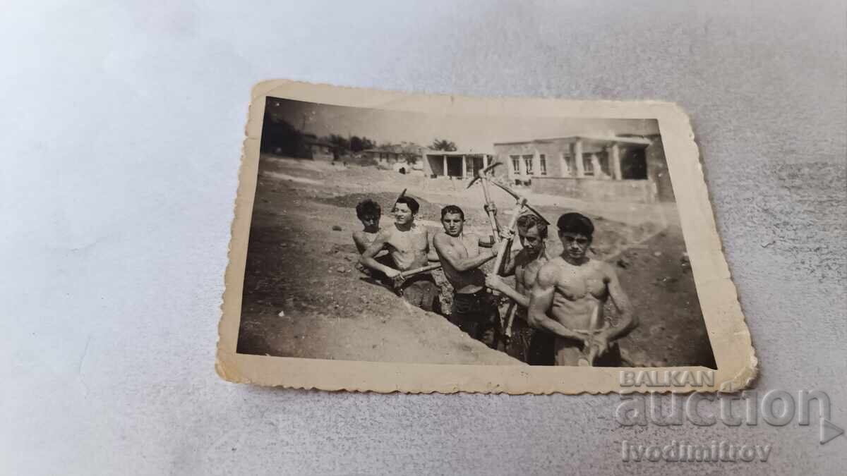 Φωτογραφία Νέων ανδρών που σκάβουν τα θεμέλια κτιρίου