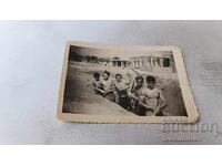 Φωτογραφία Νέων ανδρών που σκάβουν τα θεμέλια κτιρίου