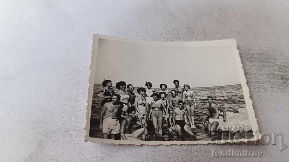 Φωτογραφία Αγόρια και κορίτσια στην παραλία Φωτογραφία Αγόρια και κορίτσια στην παραλία