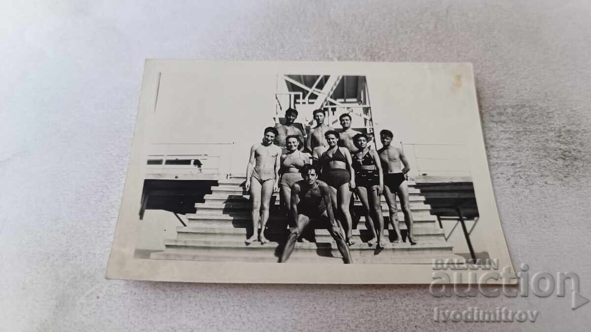 Φωτογραφία Νέων και κοριτσιών με μαγιό σε σκαλιά