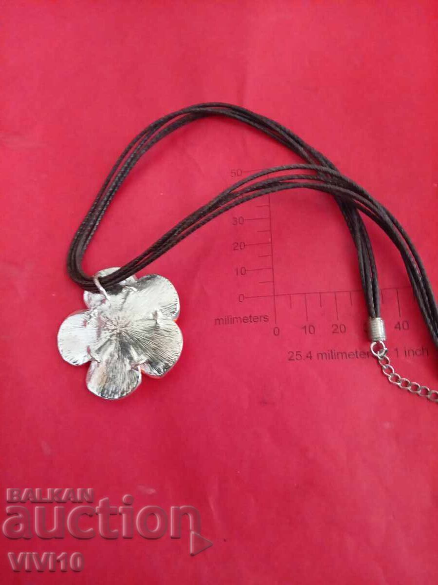 Colier vechi cu email și pietre cu preț € 15.34 | 30.00 BGN Colier vechi cu email și pietre cu preț € 15.34 | 30.00 BGN