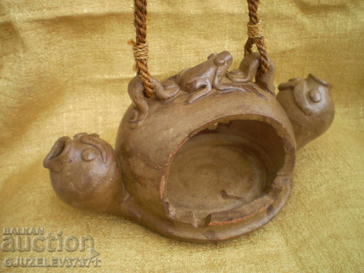 Παράδοση Παλιό κεραμικό τασάκι με βάτραχο και δύο κεφάλια στα πλάγια