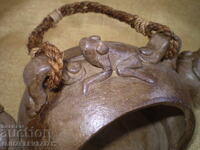 Veche scrumieră ceramică cu broască și două capete pe laterale