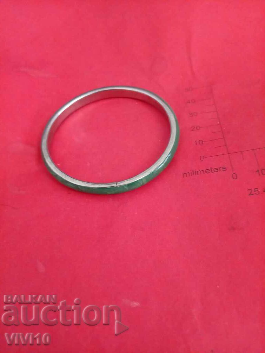 Αρχαίο βραχιόλι με νεφρίτη