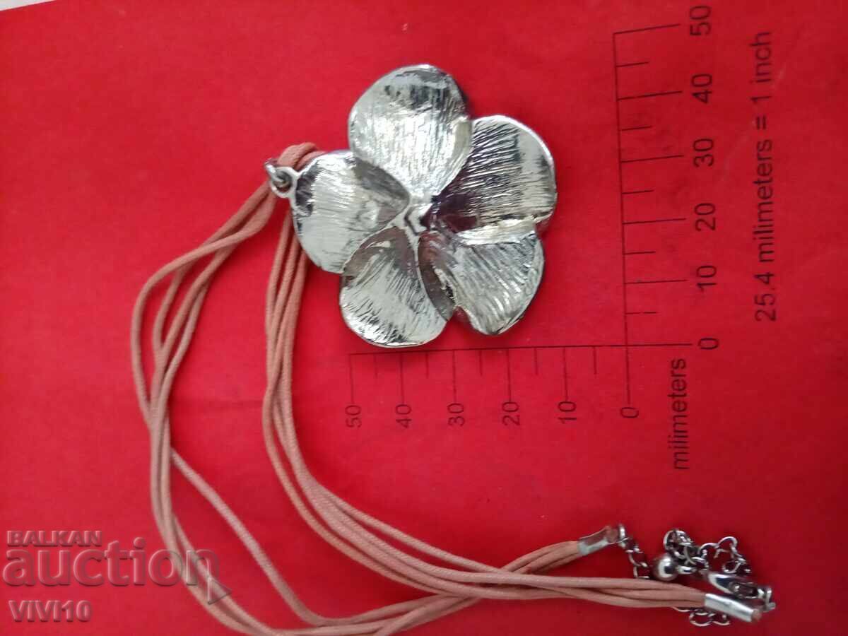 Colier vechi cu email cu preț € 15.34 | 30.00 BGN