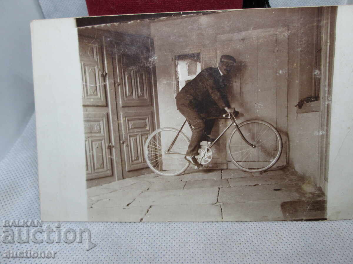 VECHE CĂRȚICĂ BICICLISTUL PE BICICLETĂ cu preț 30.00 BGN | € 15.34