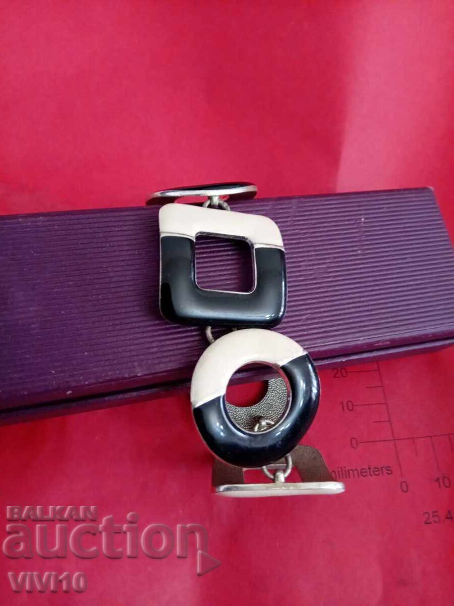 Brățară veche emailată cu preț € 15.00 | 29.34 BGN Brățară veche emailată cu preț € 15.00 | 29.34 BGN