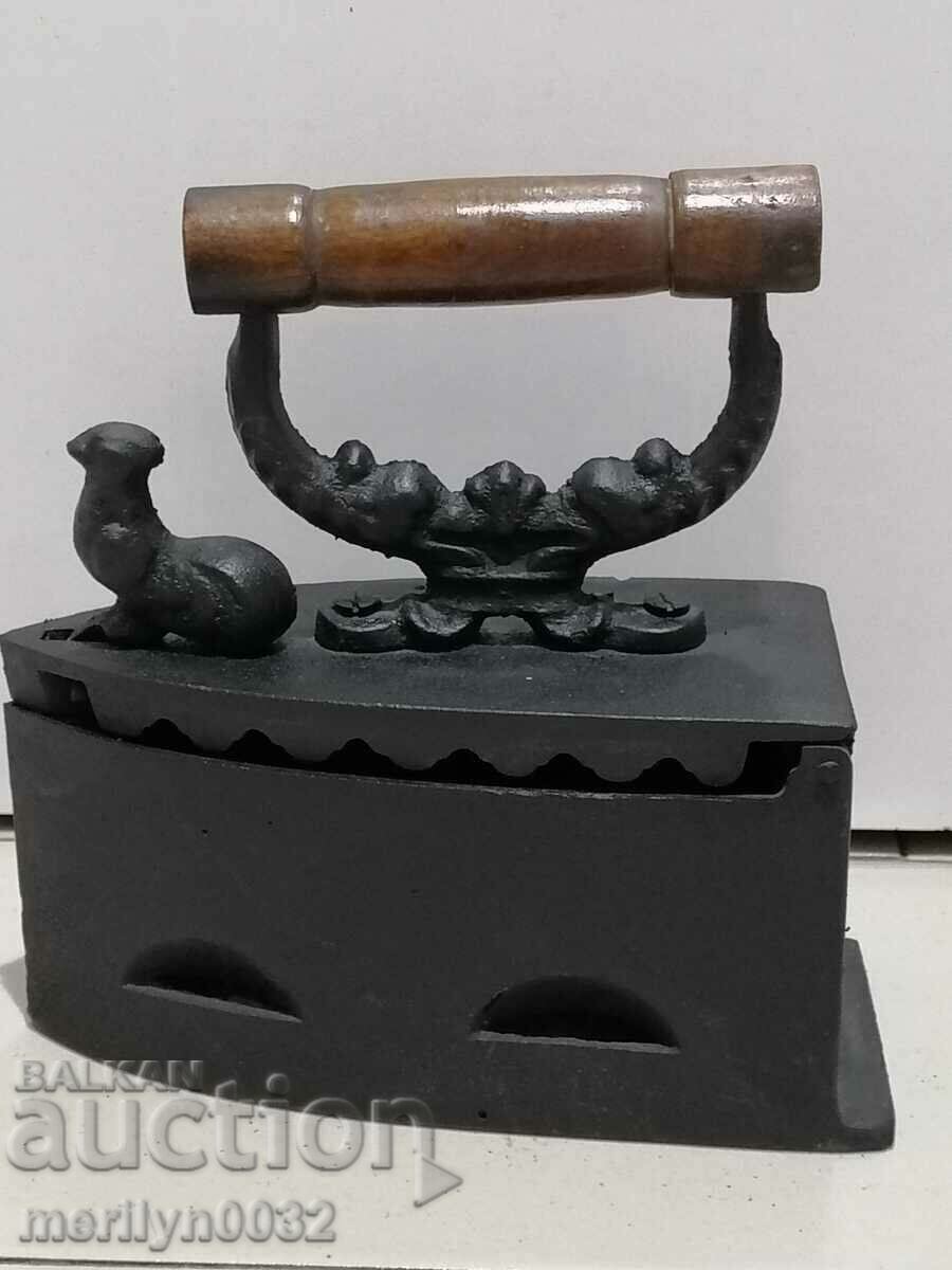 Δημοπρασία Ένα παλιό σίδερο στη φωτιά