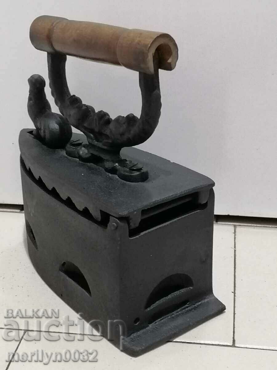 Παράδοση Ένα παλιό σίδερο στη φωτιά