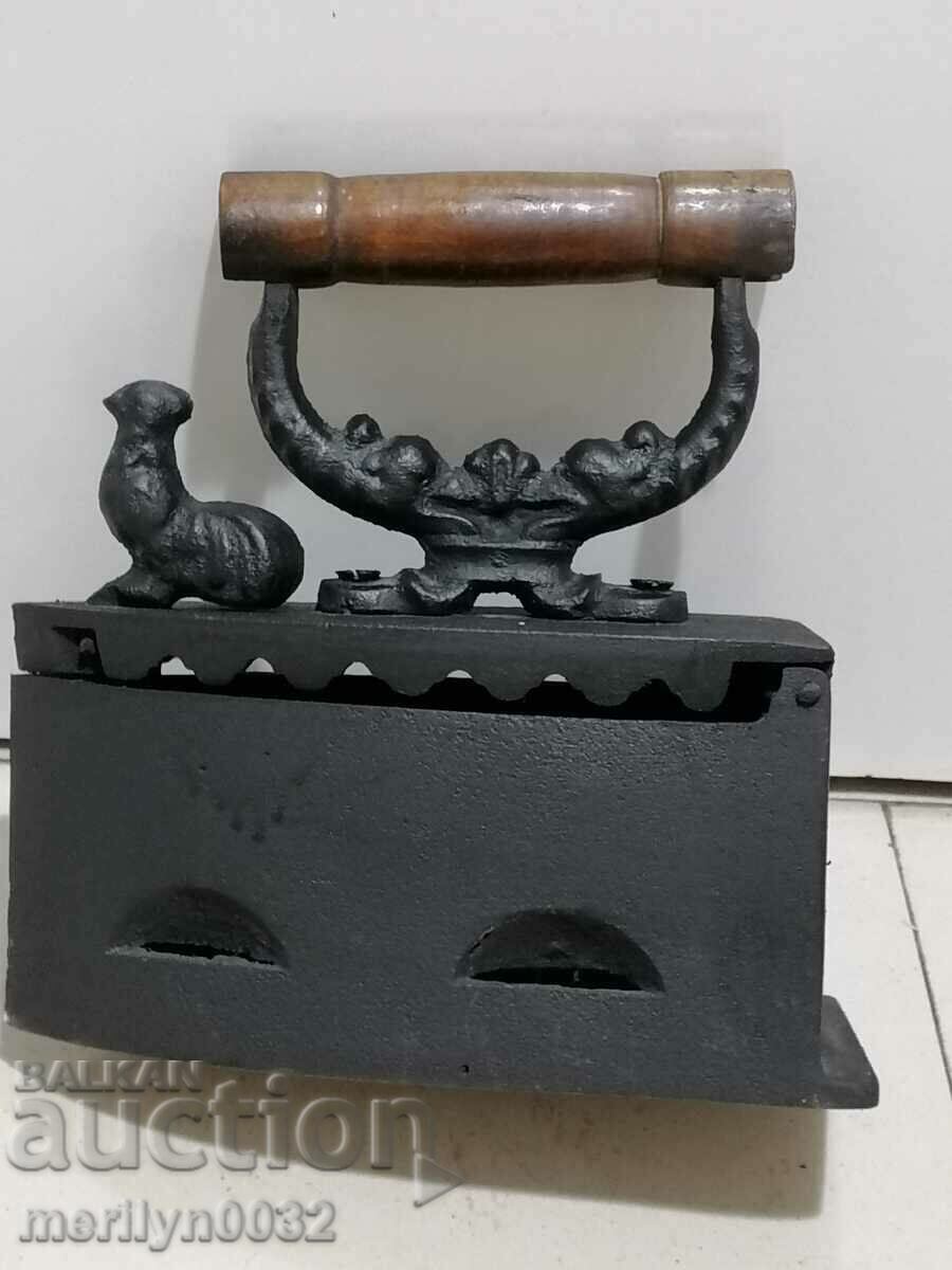 Ένα παλιό σίδερο στη φωτιά