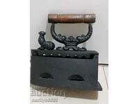 Un fier de călcat vechi în flăcări