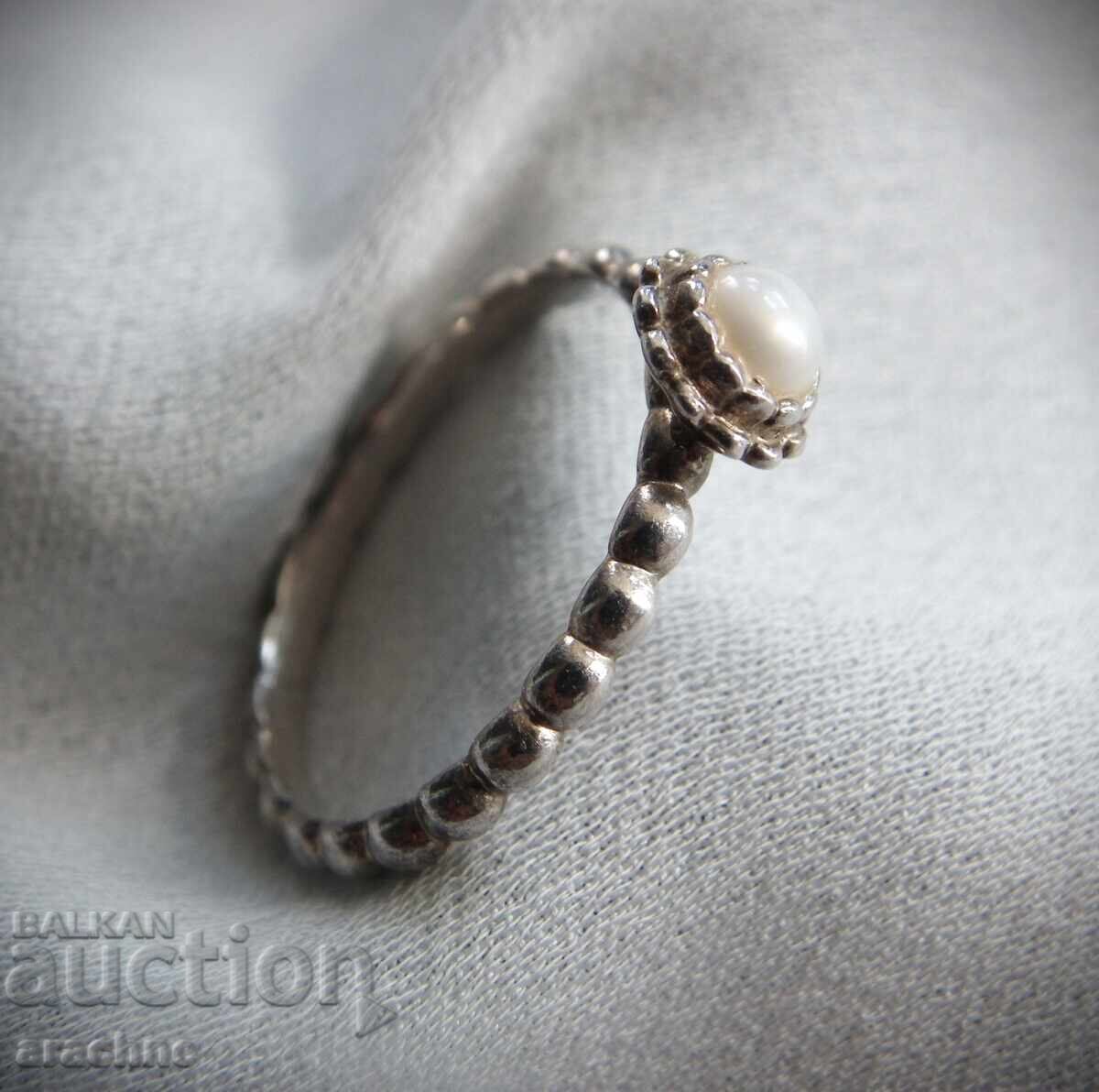 Αμερικάνικο κομψό ασημένιο χειροποίητο δαχτυλίδι με μαργαριτάρι με τιμή 65.00 BGN | € 33.23