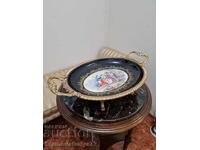 Marele platou antic din porțelan cu ornamente din bronz